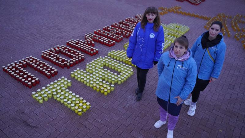 Сотрудники тюменского Росреестра зажгли свечи в рамках акций, приуроченных ко Дню памяти и скорби