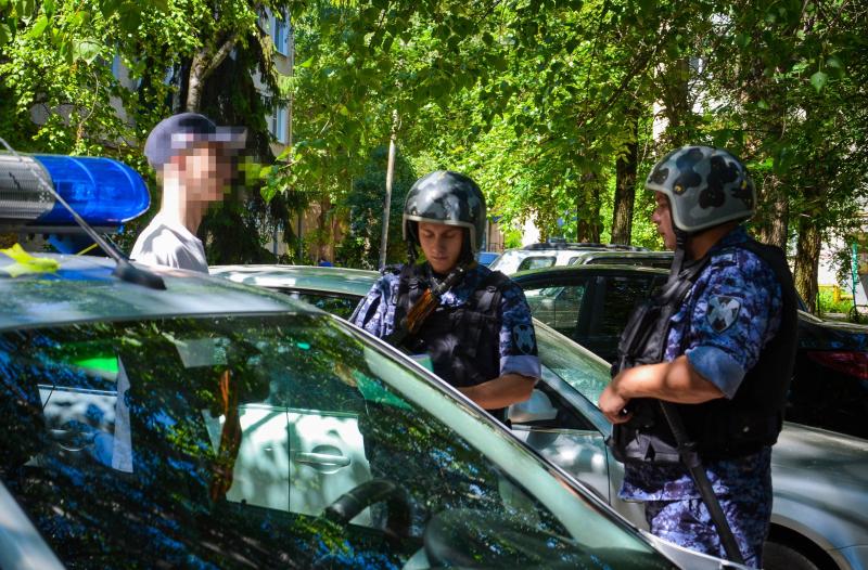 В Пензе сотрудники Росгвардии задержали подозреваемого в повреждении чужого автомобиля