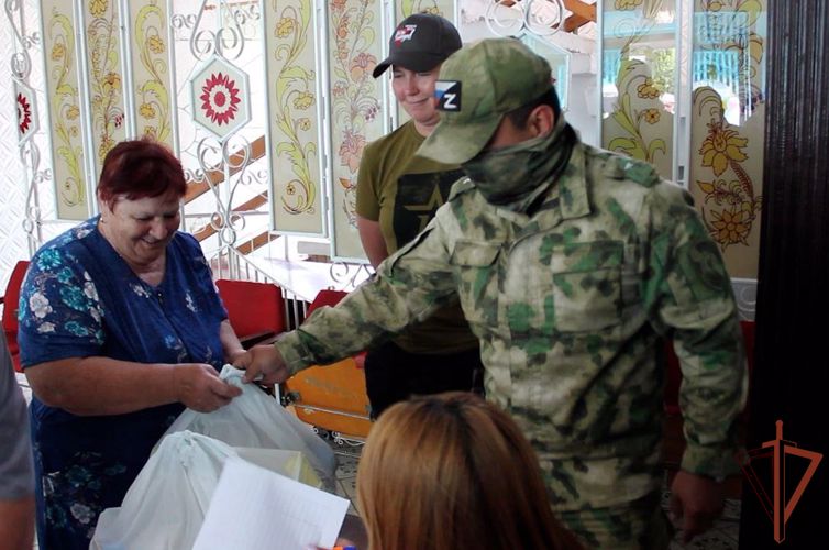 Росгвардейцы доставили гуманитарную помощь для пенсионеров в Запорожье