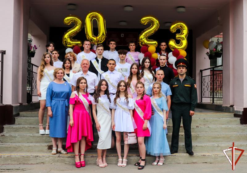 В Йошкар-Оле росгвардейцы поздравили учащихся подшефного класса с завершением учебы