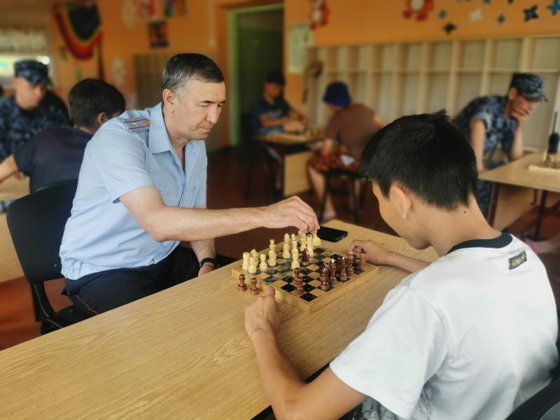 Сотрудники Росгвардии провели мастер-класс по игре в шахматы для детей-сирот из Иркутска