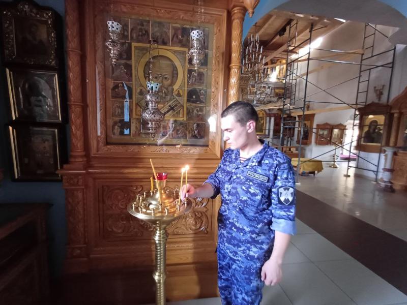 В День памяти небесного покровителя ведомства - князя Владимира росгвардейцы в Кургане поставили свечи за здравие боевых товарищей