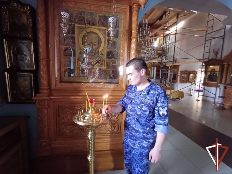 В День памяти небесного покровителя ведомства - князя Владимира росгвардейцы в Кургане поставили свечи за здравие боевых товарищей