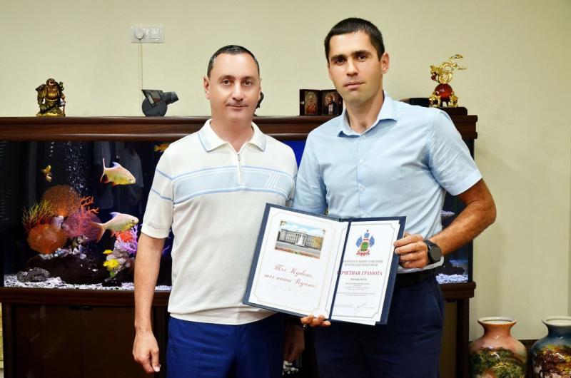 Депутат ЗСК Виктор Тепляков вручил почётную грамоту руководителю стадиона «Фишт»