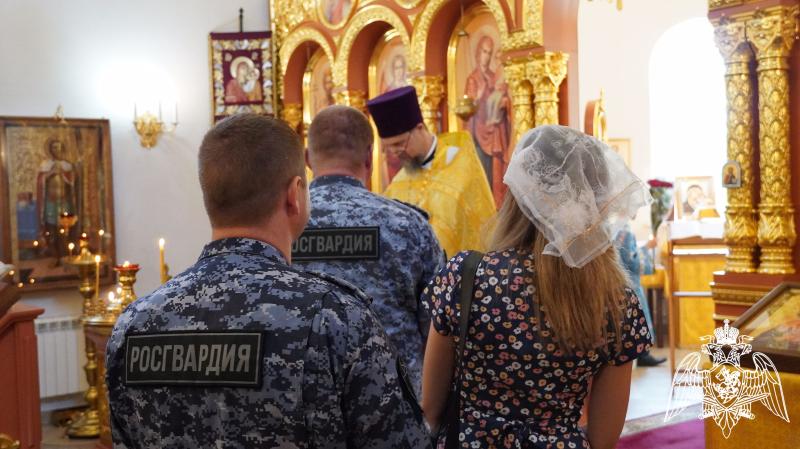 Саратовские росгвардейцы в День Крещения Руси приняли участие в богослужении, посвященном небесному покровителю войск национальной гвардии РФ – святому князю Владимиру