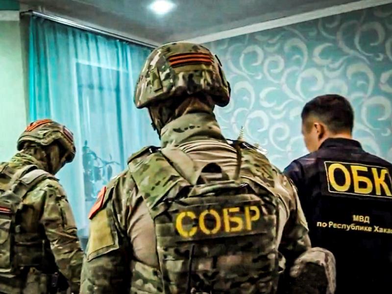 Подозреваемого в кибермошенничестве задержали сотрудники СОБР Росгвардии в Хакасии