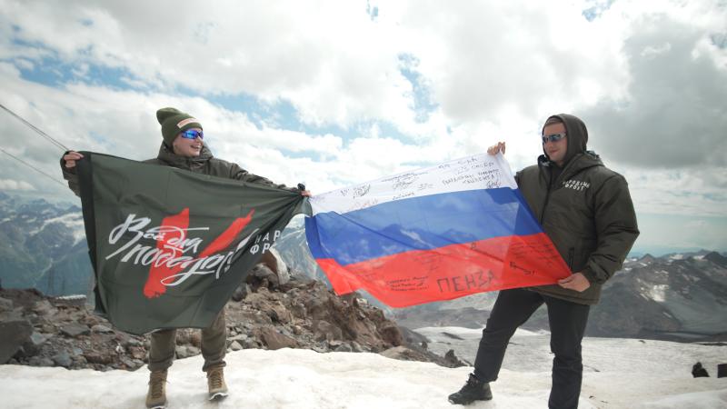 В День российского флага представители Народного фронта в Кабардино-Балкарии поздравили земляков с государственным праздником