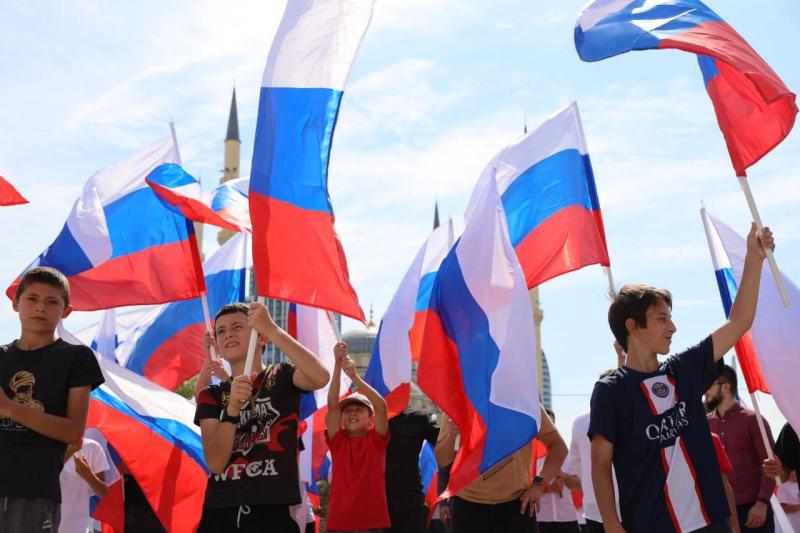 Росгвардейцы Чеченской Республики приняли участие во флешмобе, посвященном Дню флага России