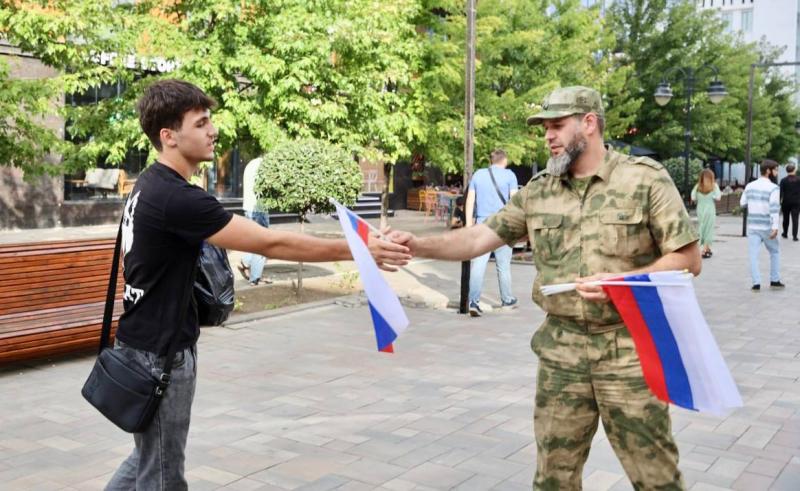 Военнослужащие Управления Росгвардии по Чеченской Республике  приняли участие в акции «Российский триколор – звучит гордо!»