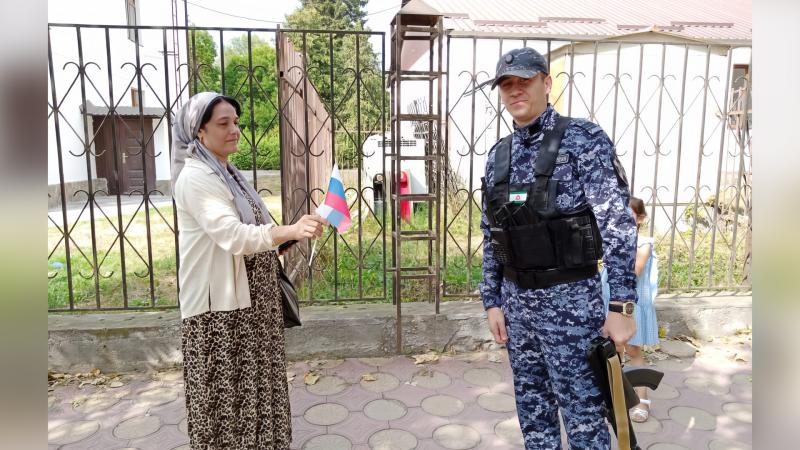 Росгвардейцы Ингушетии поддержали акцию, посвященную Дню Государственного флага Российской Федерации