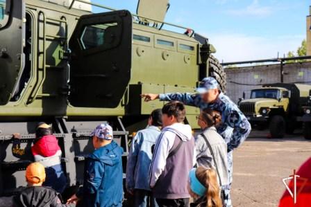 В Йошкар-Оле накануне Дня знаний сотрудники Росгвардии провели день открытых дверей
