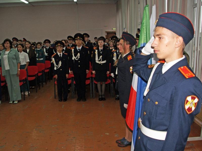 Росгвардейцы поздравили абаканские кадетские классы с началом нового учебного года