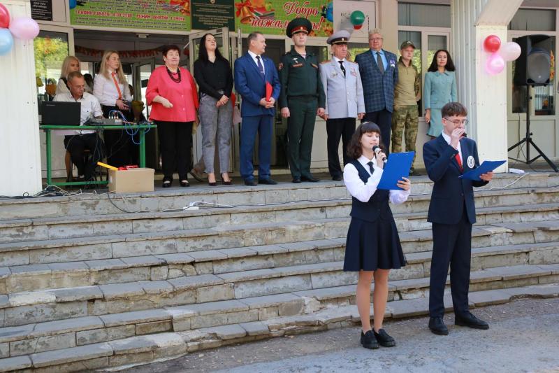 В Мордовии офицеры Росгвардии приняли участие в торжественной линейке подшефных кадетских классов