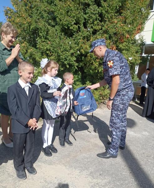 В Мордовии сотрудники вневедомственной охраны Росгвардии поздравили учеников подшефной школы с Днем знаний