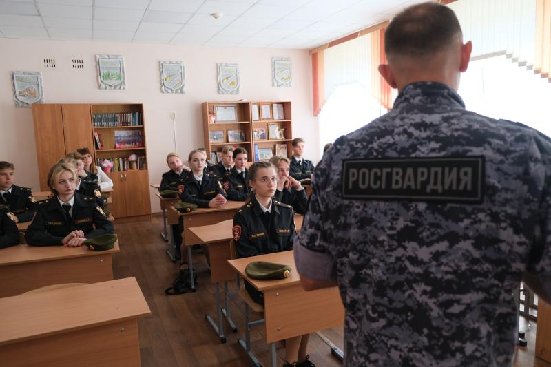 Росгвардейцы в День знаний  провели открытые уроки в рамках акции «Вместе против террора»  в Курских школах