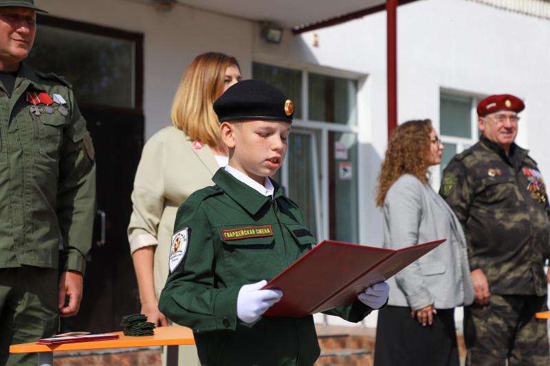 В Рязани сотрудники Росгвардии вручили погоны подшефным школьникам