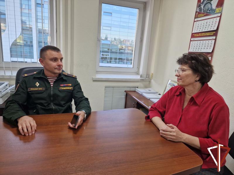 Офицеры Росгвардии провели уборку места захоронения кавалера ордена Мужества Тихон Антона и почтили память героя войск правопорядка