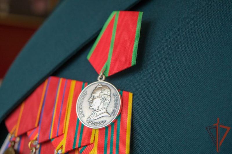 Офицерам Уральского округа Росгвардии вручены государственные награды