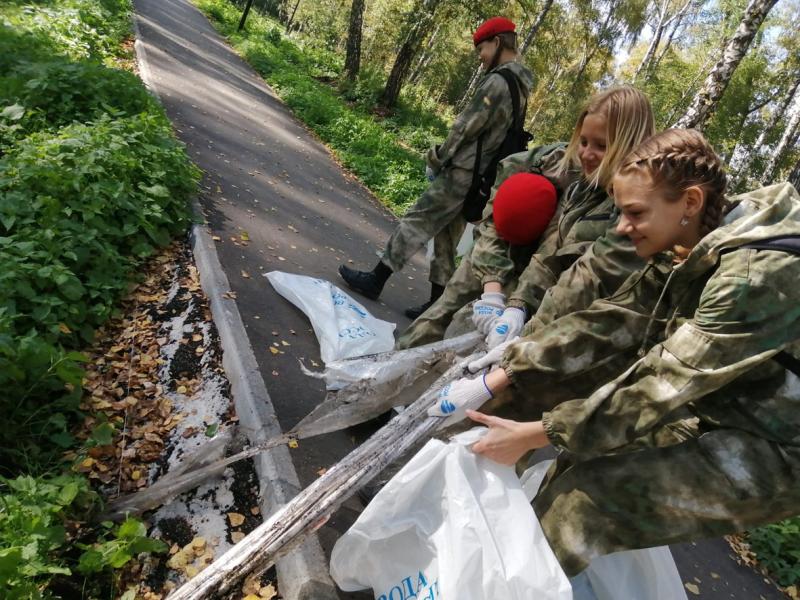 Росгвардейцы и школьники объединились для наведения порядка в кемеровском сквере
