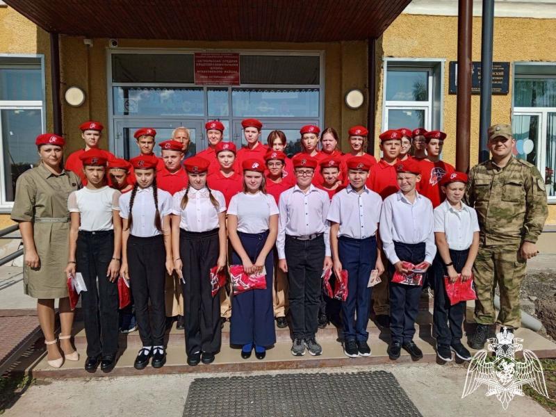 Военнослужащие Росгвардии приняли участие в церемонии посвящения школьников в ряды "Юнармия"