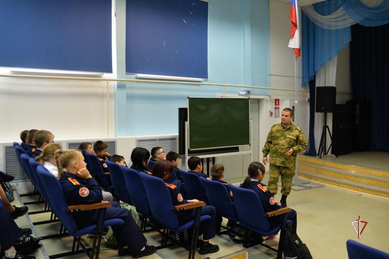 Офицер Росгвардии рассказал ямальским кадетам о Герое России генерал-полковнике Анатолии Романове