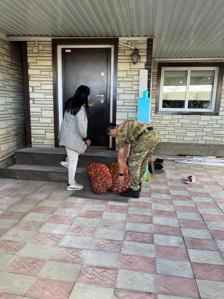 Росгвардейцы помогли семьям погибших товарищей доставить картофель