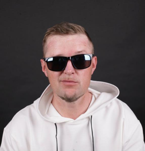 "Saber Shine" - талантливый исполнитель и автор песен.