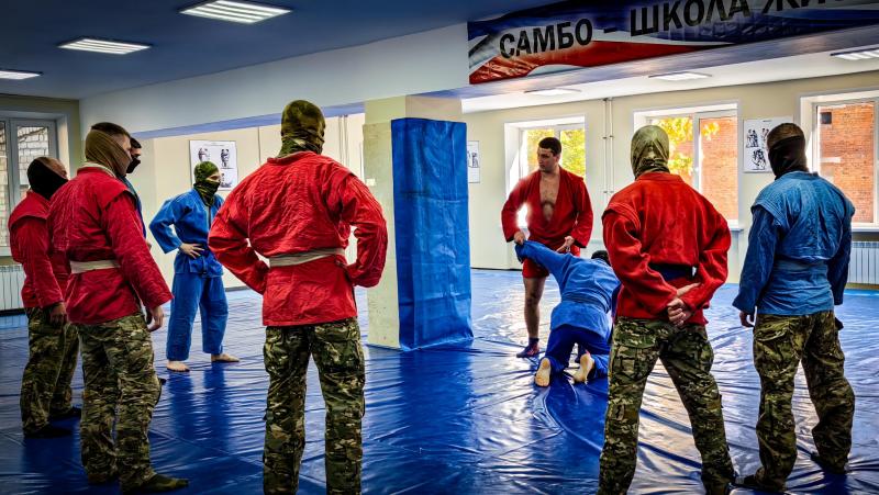 Титулованный спортсмен провёл мастер-класс для спецназа Росгвардии в Брянске