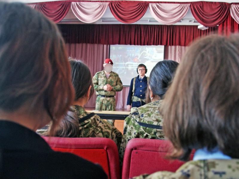 Офицер спецназа Росгвардии рассказал абаканским кадетам об особенностях службы