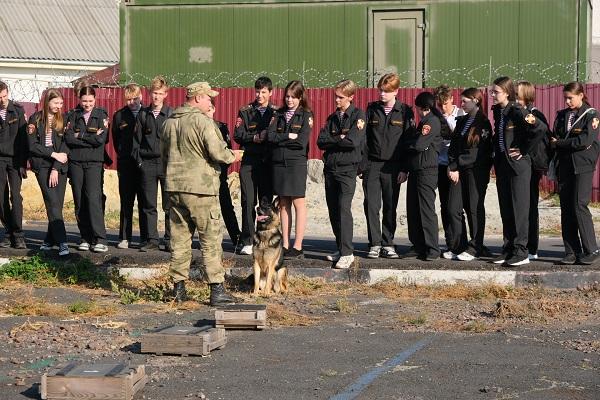 Курские школьники побывали в гостях у кинологов регионального Управления Росгвардии