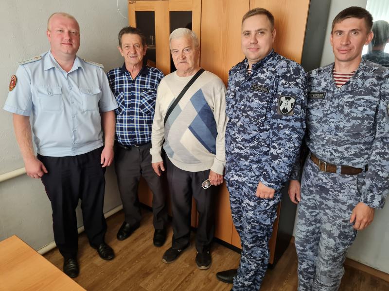 Росгвардейцы поздравили ветеранов службы с днем пожилого человека в Тамбовской области