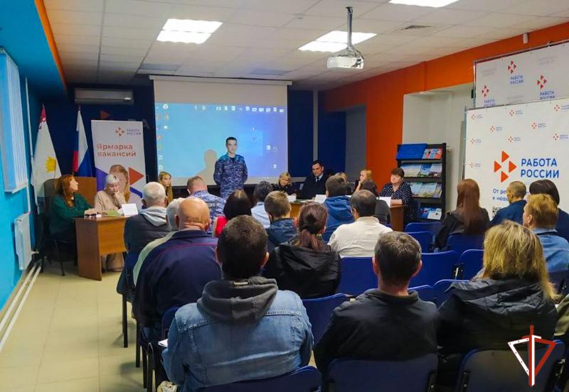 Сотрудники Росгвардии представили вакансии и льготы на ярмарке труда в Йошкар-Оле