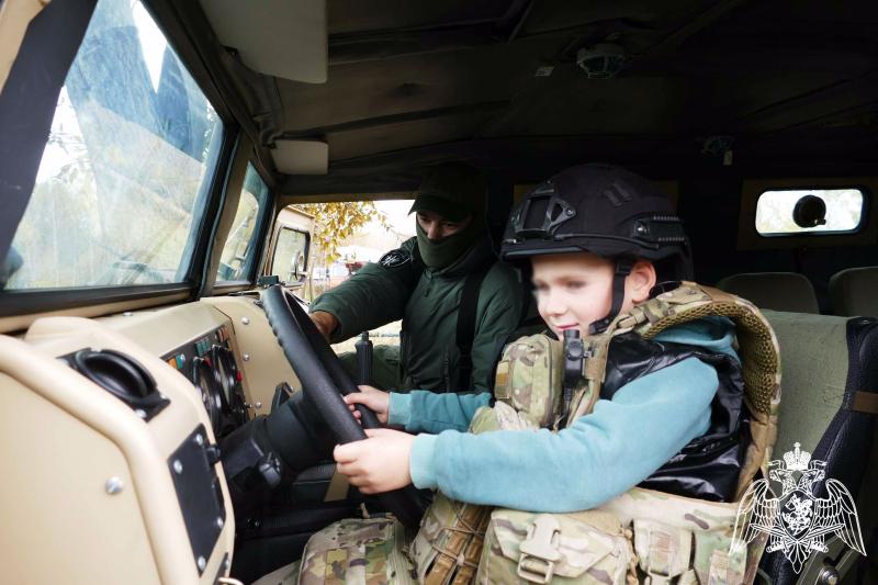 Сотрудники СОБР «Байкал» провели для иркутских школьников урок мужества в честь юбилея героя России Анатолия Романова