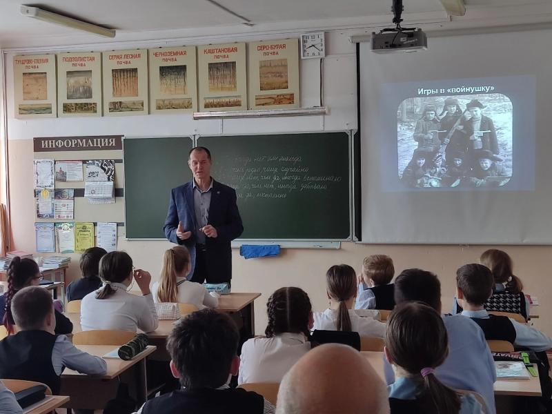 Ветераны Росгвардии провели беседу с кировскими школьниками