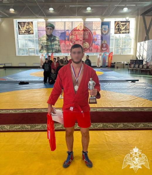 БОЕЦ ДАГЕСТАНСКОГО ОМОН СТАЛ СЕРЕБРЯНЫМ ПРИЗЕРОМ ЧЕМПИОНАТА РОСГВАРДИИ ПО САМБО