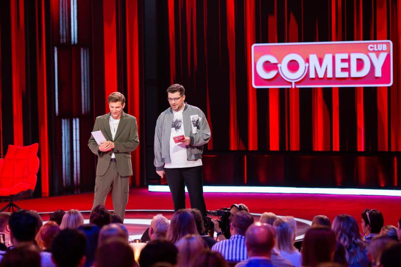 «Ты просто украла шоу “Конфетка”?» Павел Воля усомнился в оригинальности нового шоу Карины Кросс