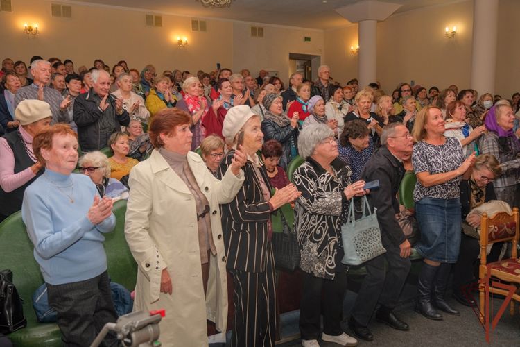 На Урале военнослужащие и сотрудники Росгвардии поздравили пожилых людей с праздником