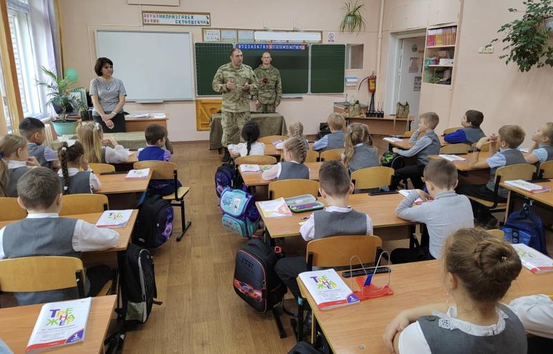 В День отца военнослужащие Росгвардии провели для школьников Приангарья урок патриотического воспитания