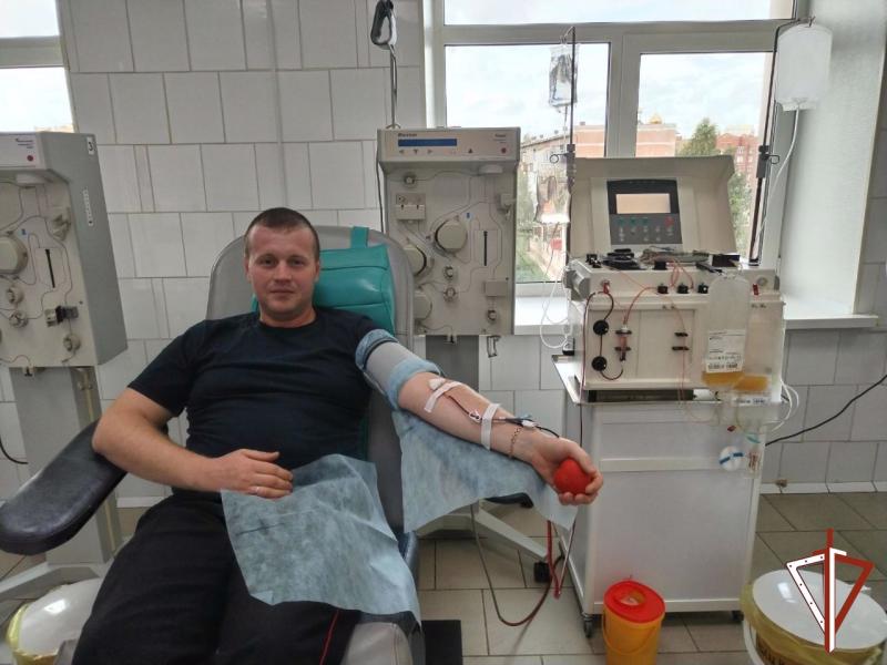 Военнослужащие и сотрудники Росгвардии пополнили банк крови медицинских учреждений Югры