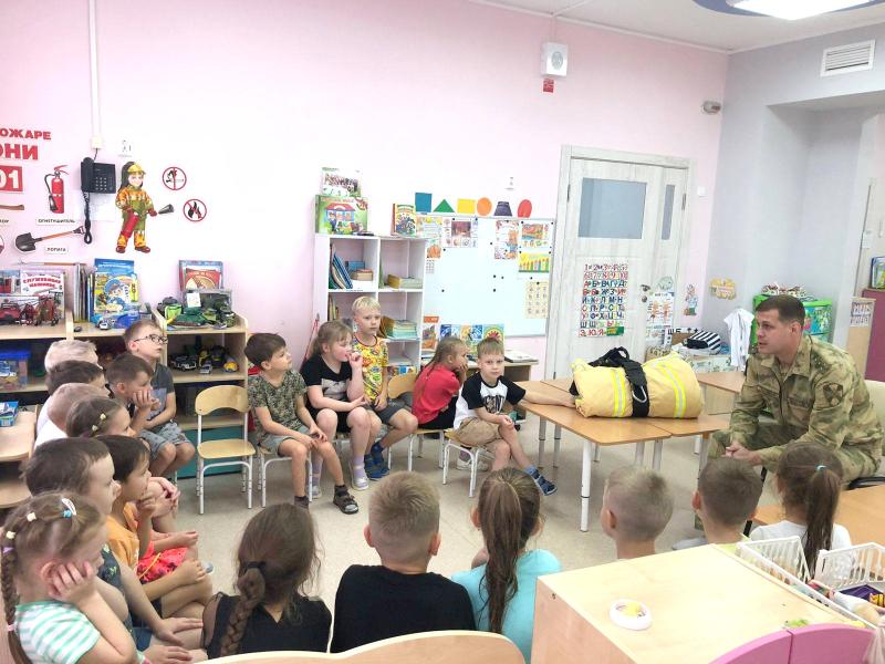 В Кирове офицер Росгвардии провел для воспитанников детского сада урок пожарной безопасности