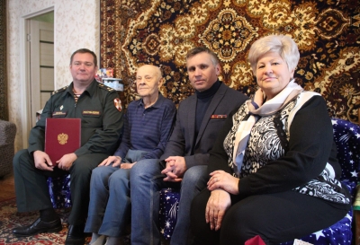 В Иванове сотрудники Росгвардии поздравили ветерана с 97-летием