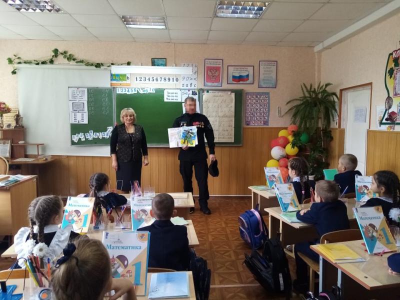 В Мордовии боец спецназа провел урок мужества для первоклассников