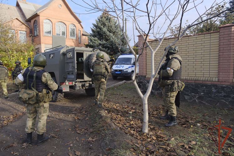 Незарегистрированное оружие и форму ВСУ обнаружили росгвардейцы в ДНР