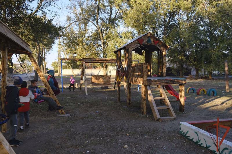 Росгвардейцы построили игровую площадку для детей в ДНР