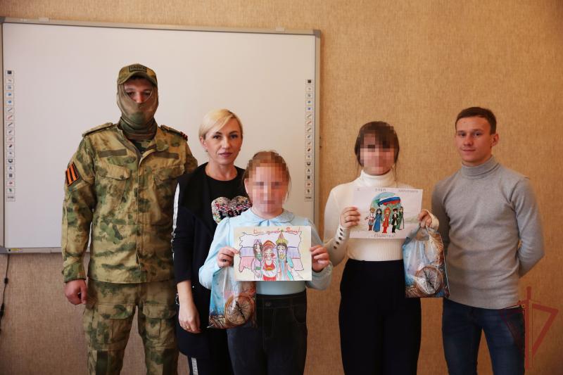 Росгвардейцы в ДНР наградили победителей конкурса детских рисунков ко Дню народного единства