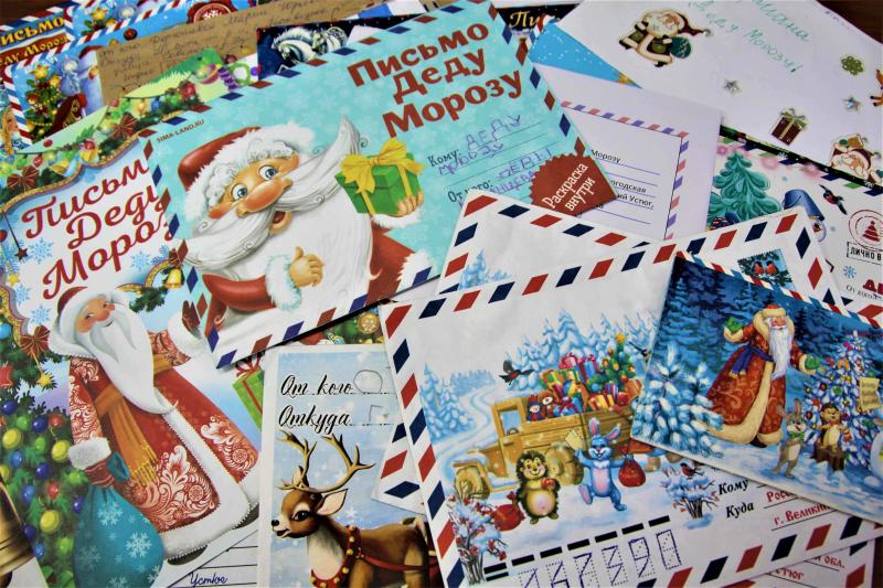 Как правильно адресовать новогоднее послание: юные жители Удмуртии начали отправлять по почте письма Деду Морозу