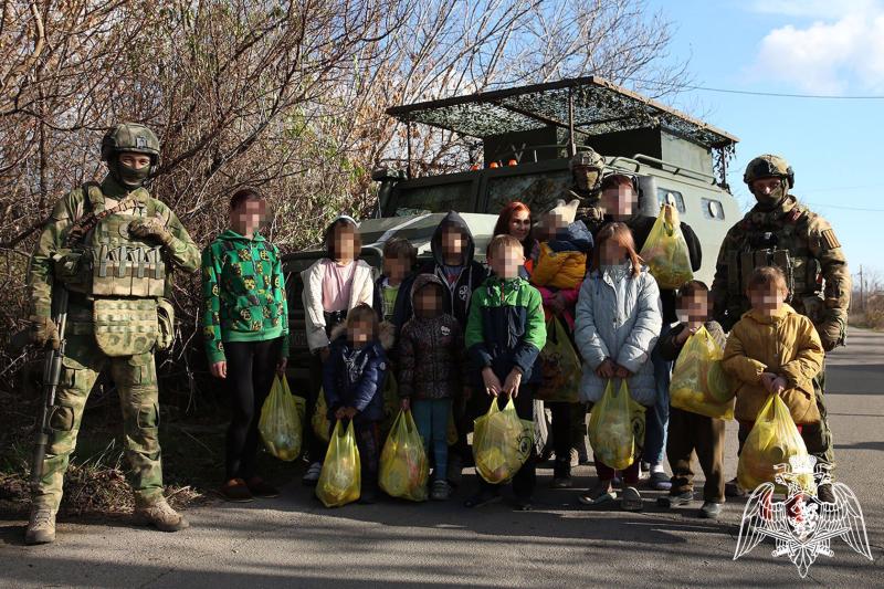 Росгвардейцы помогли многодетной семье из ДНР, чей дом уничтожила артиллерия ВСУ