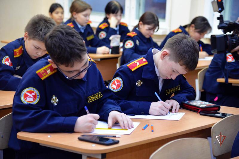 Подшефные кадеты Росгвардии присоединились к ведомственной акции ко Дню Матери на Ямале