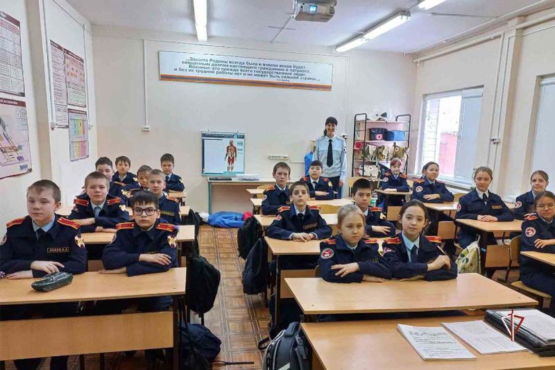 На Ямале росгвардейцы рассказали подшефным кадетам о родоначальнике корпуса внутренней стражи-графе Комаровском