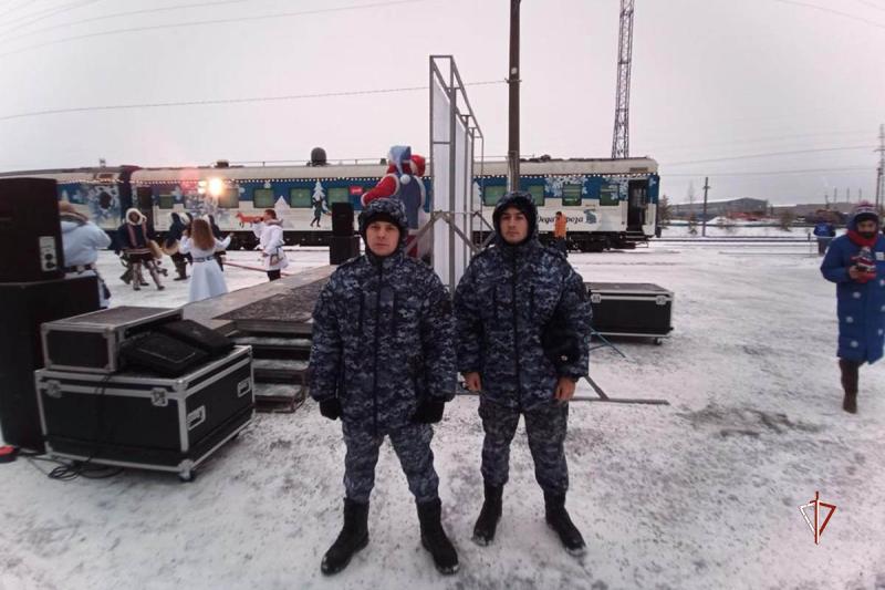 На Ямале росгвардейцы обеспечили безопасность пребывания Поезда Деда Мороза в Ноябрьске